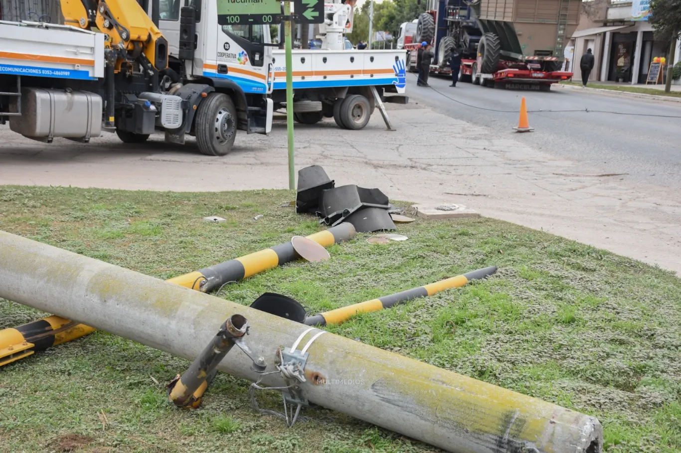 CAMIÓN CAUSA SERIOS DAÑOS MATERIALES AL CHOCAR CON INFRAESTRUCTURAS AÉREAS EN LA ESQUINA DE MONTEVID