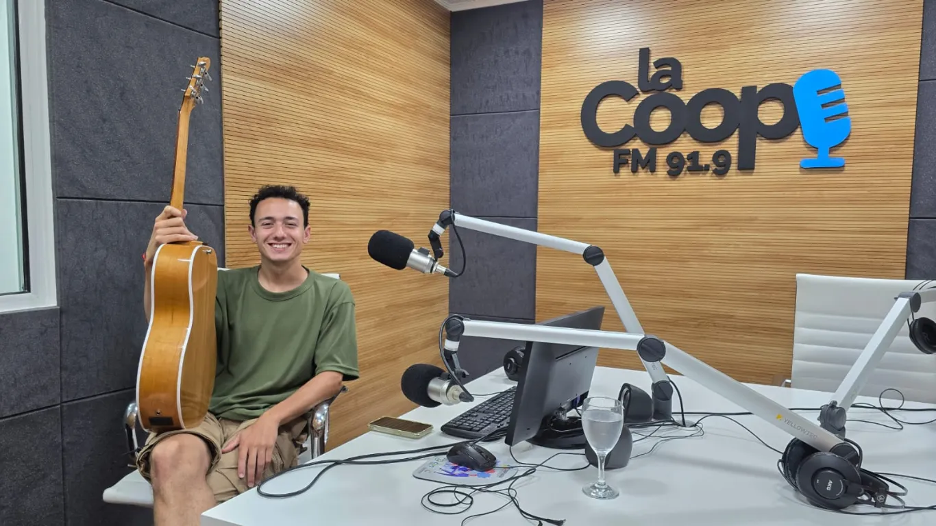 SANTIAGO FIURI: "LA MÚSICA ES UNA FORMA DE EXPRESAR"