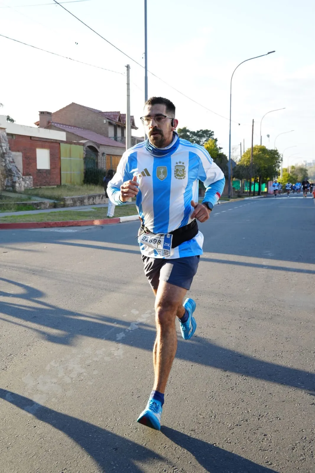 ALEXIS OCHOA BAZÁN REPRESENTÓ A TÍO PUJIO EN LA MARATÓN CIUDAD DE CÓRDOBA