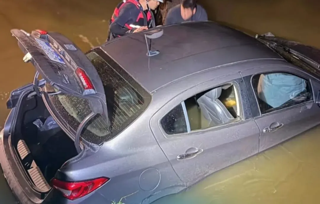 BOMBEROS DE VILLA MARÍA RESCATARON UN VEHÍCULO QUE CAYÓ AL CAUCE DEL RÍO