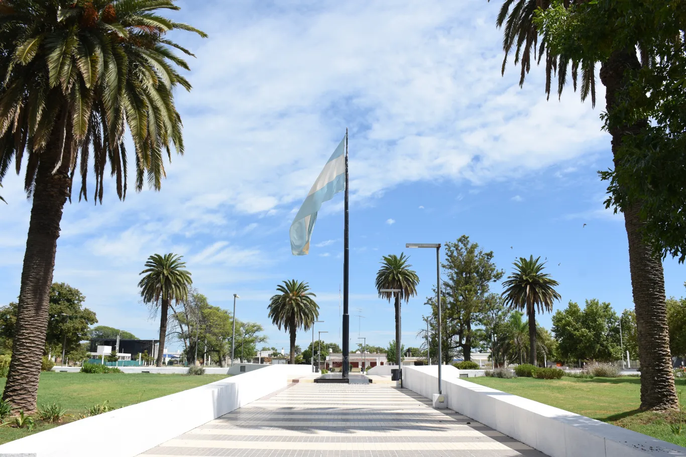 EL MUNICIPIO INVITA AL ACTO DEL 9 DE JULIO EN PLAZA GRAL. SAN MARTÍN
