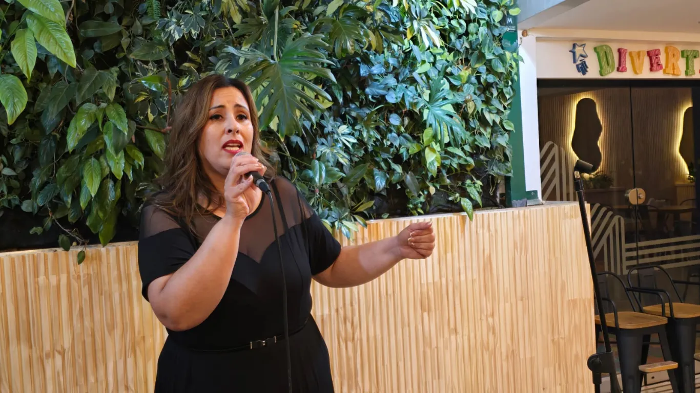 PAOLA ROMERO LANZÓ SU PRIMER VIDEO CLIP EN TIÚ CAFÉ BAR: UNA NOCHE INOLVIDABLE