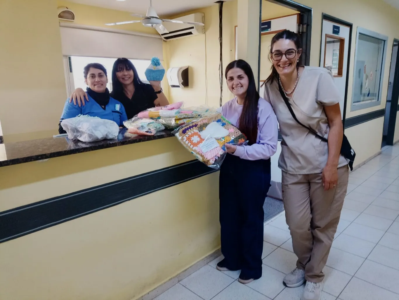 SOLIDARIDAD EN ACCIÓN: ENTREGA DE PRENDAS PARA BEBÉS EN EL HOSPITAL PASTEUR