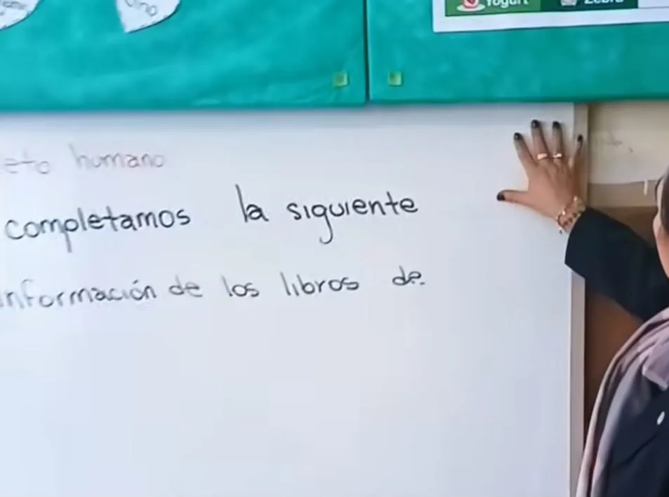 EL MUNICIPIO ENTREGA 7 NUEVOS PIZARRONES A LA ESCUELA REMEDIOS DE ESCALADA