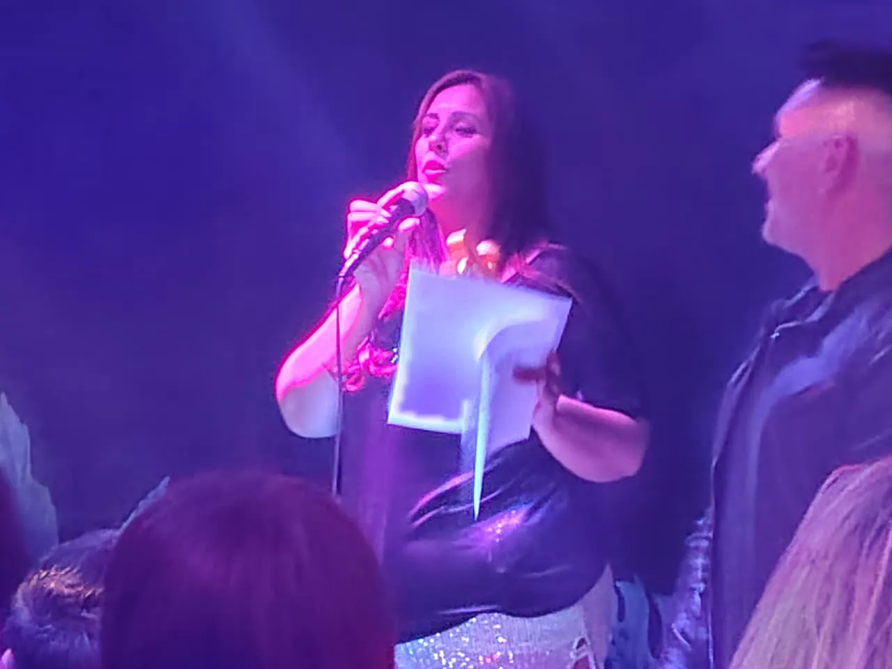 PAOLA ROMERO, CAMPEONA EN EL KARAOKE DEL BAR BAUDINO