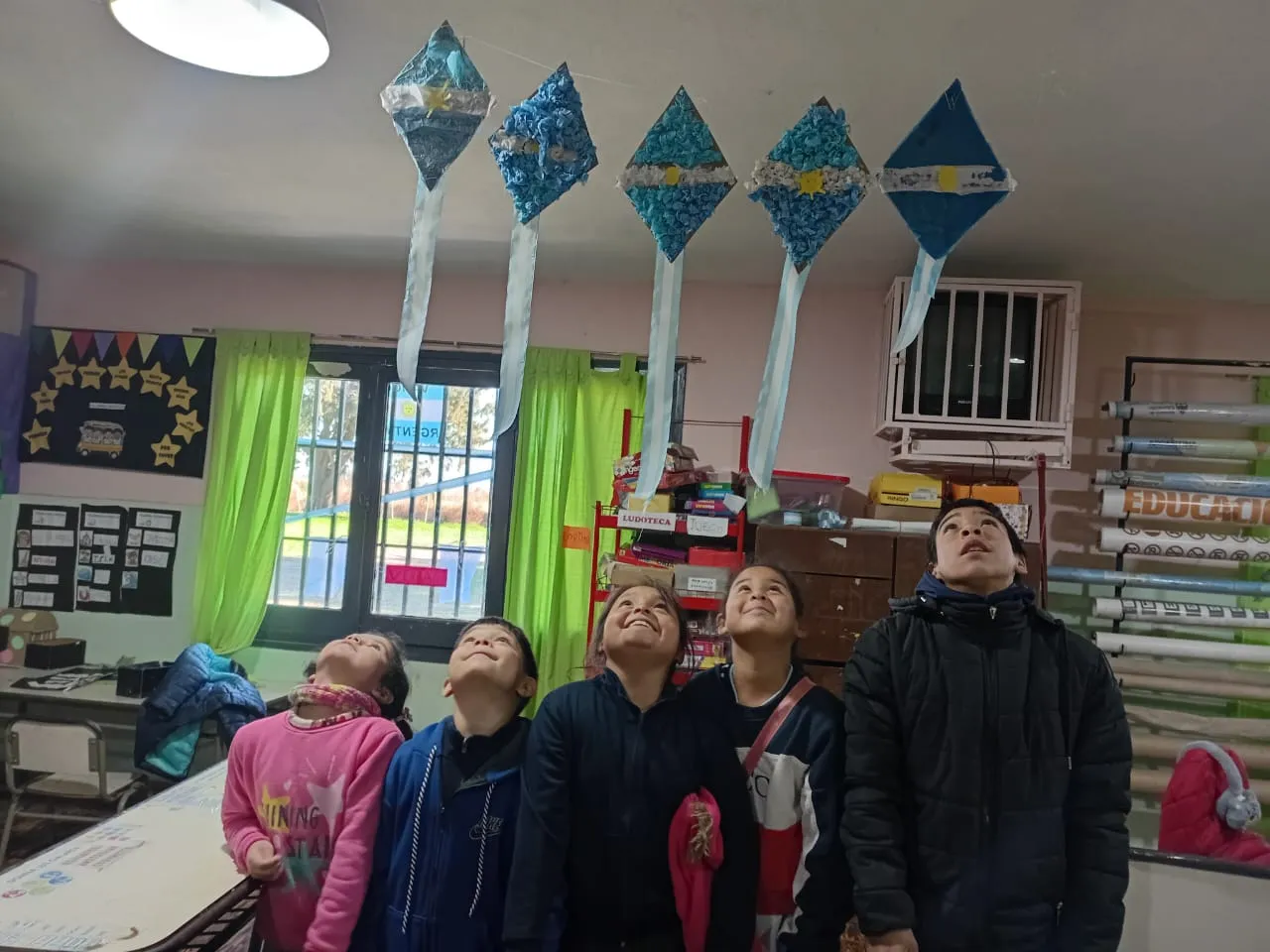 LOS ALUMNOS DE LA ESCUELA CONSTANCIO VIGIL CELEBRARON EL DÍA DE LA BANDERA CON ENTUSIASMO Y CREATIVI