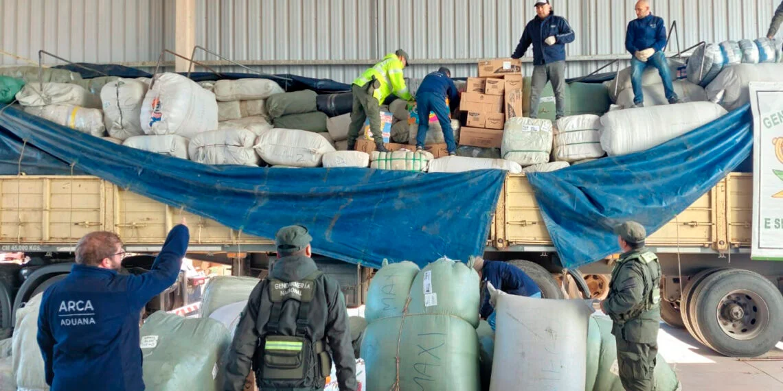 GENDARMERÍA INCAUTA CARGAMENTO MILLONARIO DE CONTRABANDO EN EL PEAJE DE JAMES CRAIK