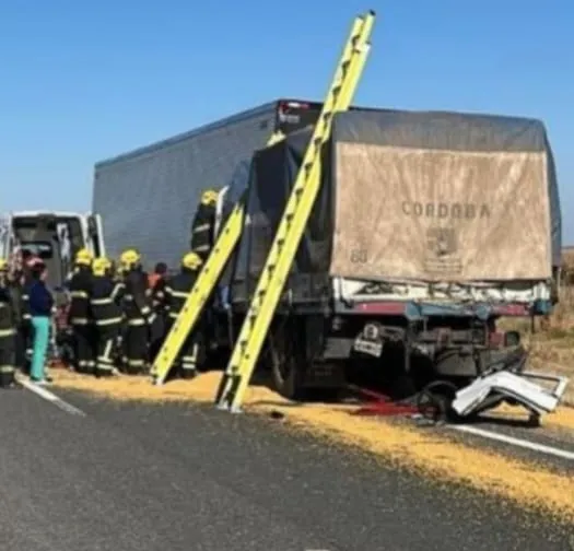 UN HERIDO TRAS CHOQUE ENTRE DOS CAMIONES EN LA AUTOPISTA CÓRDOBA-ROSARIO