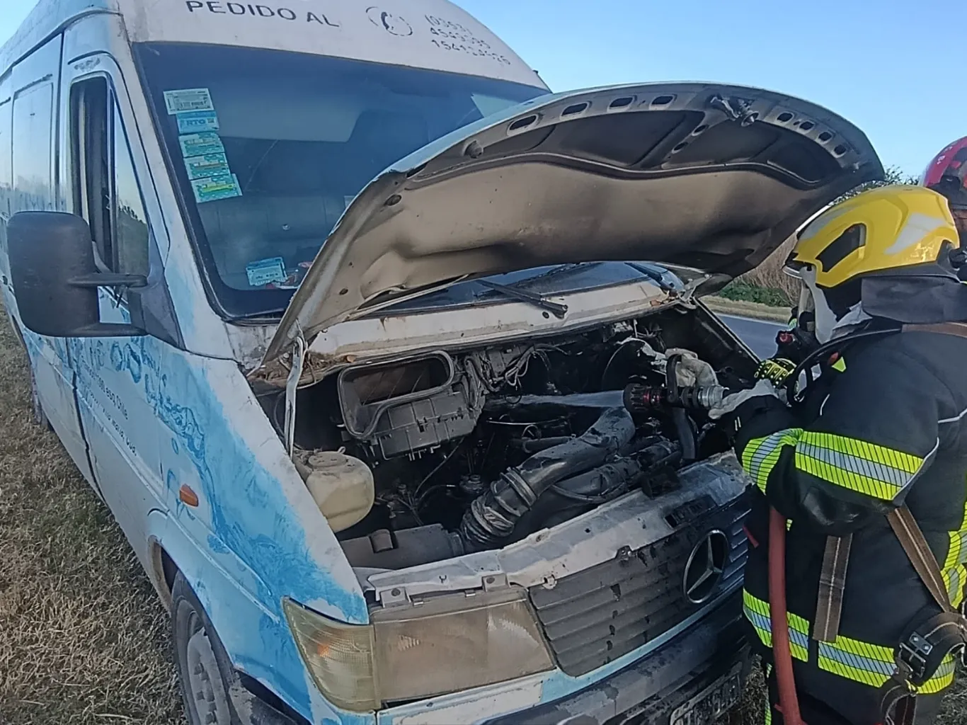 PRINCIPIO DE INCENDIO EN UNA SPRINTER SOBRE RUTA 9: INTERVINIERON BOMBEROS VOLUNTARIOS