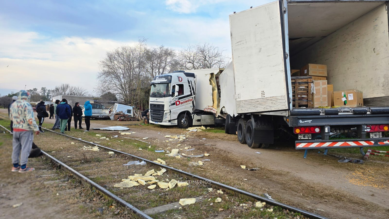 COLISIÓN ENTRE UN TREN DE CARGA Y UN CAMIÓN: SIN LESIONES, PERO CON IMPORTANTES DAÑOS MATERIALES