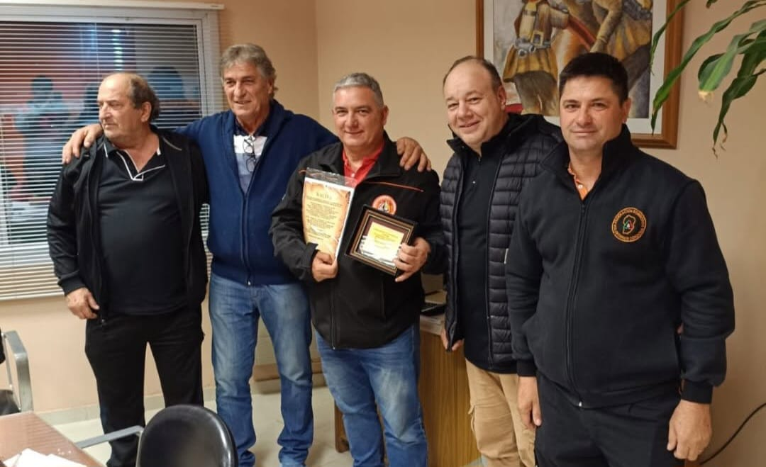 DISTINGUEN AL BOMBERO WALTER COMBINA POR SU LABOR HUMANITARIA EN VENEZUELA