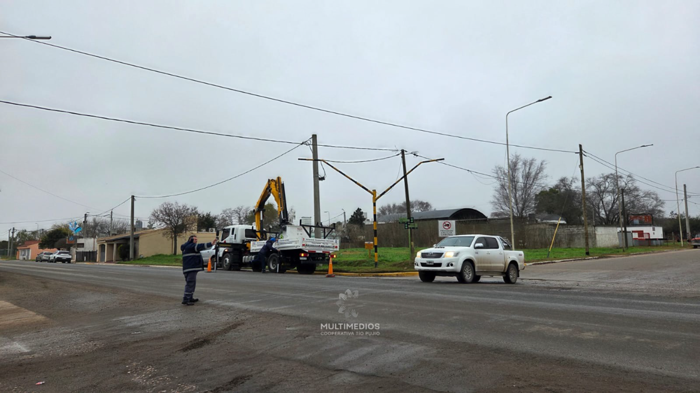 COMENZARON LOS TRABAJOS PARA REPARAR EL SEMÁFORO DE LÓPEZ FIUSA Y SABATINI