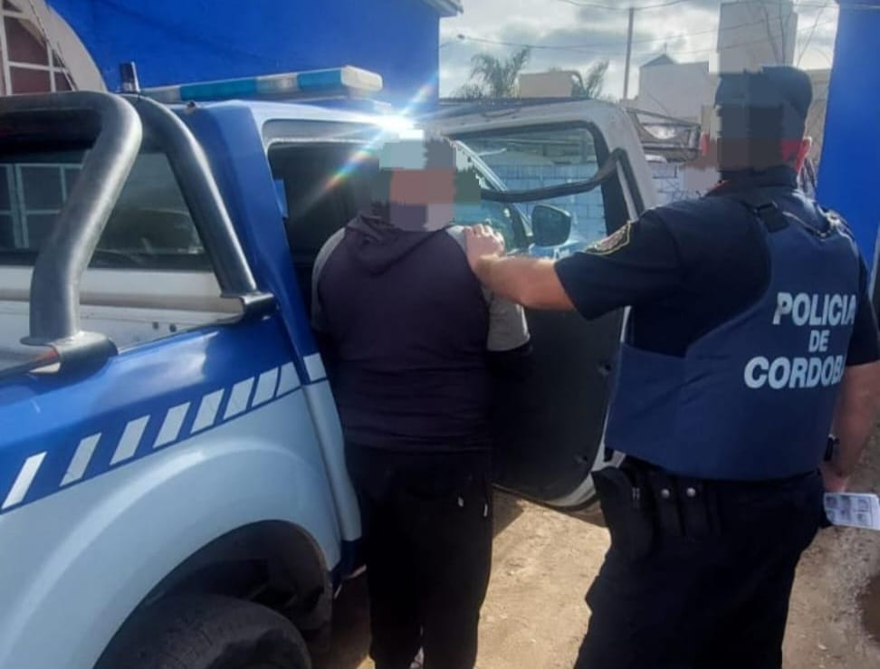 DETUVIERON A UN HOMBRE DE 36 AÑOS POR AMENAZAR Y LESIONAR A SU PAREJA E HIJOS EN TÍO PUJIO