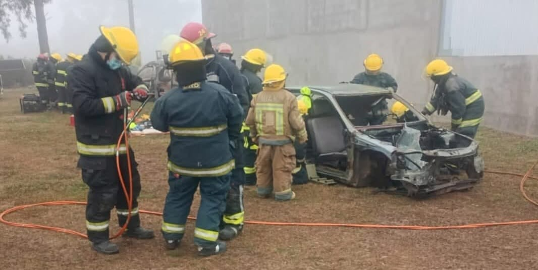 BOMBEROS ASPIRANTES MAYORES DE TÍO PUJIO SE CAPACITARON EN RESCATE VEHICULAR EN LAGUNA LARGA