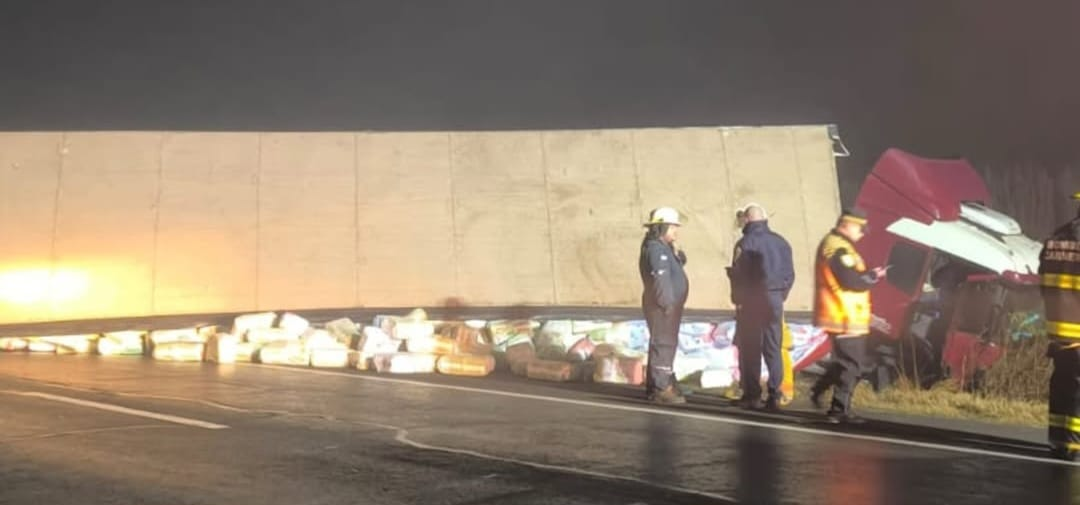 UN CAMIÓN VOLCÓ EN LA RUTA 158: NO HUBO HERIDOS