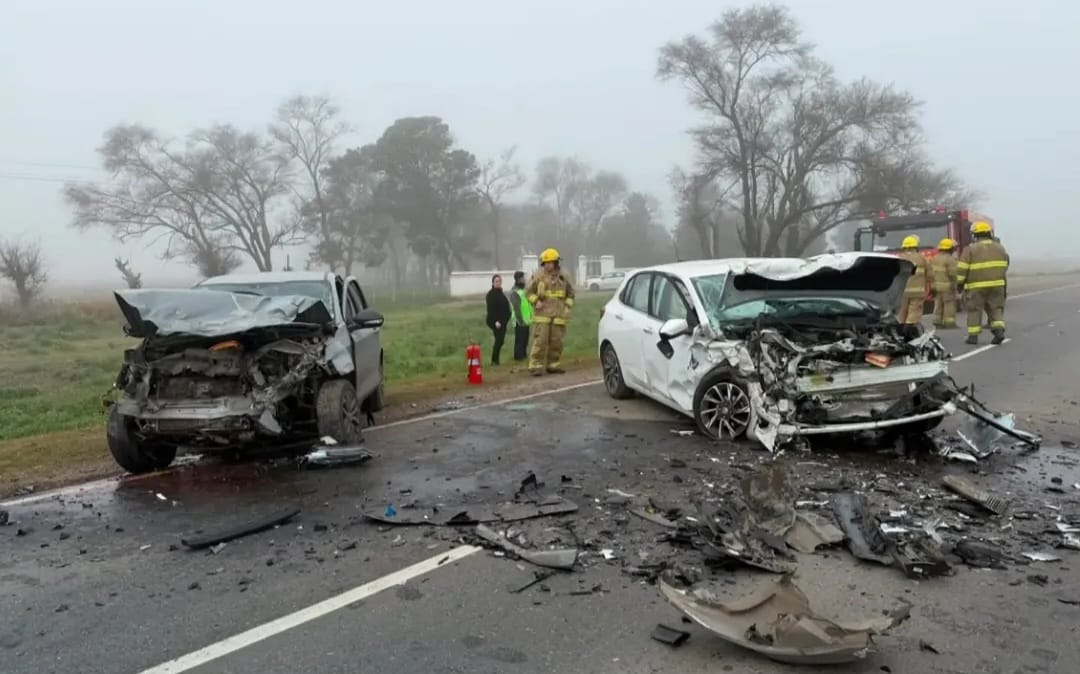 DOS HERIDOS TRAS UN CHOQUE FRONTAL POR LA DENSA NIEBLA EN RUTA PROVINCIAL 2
