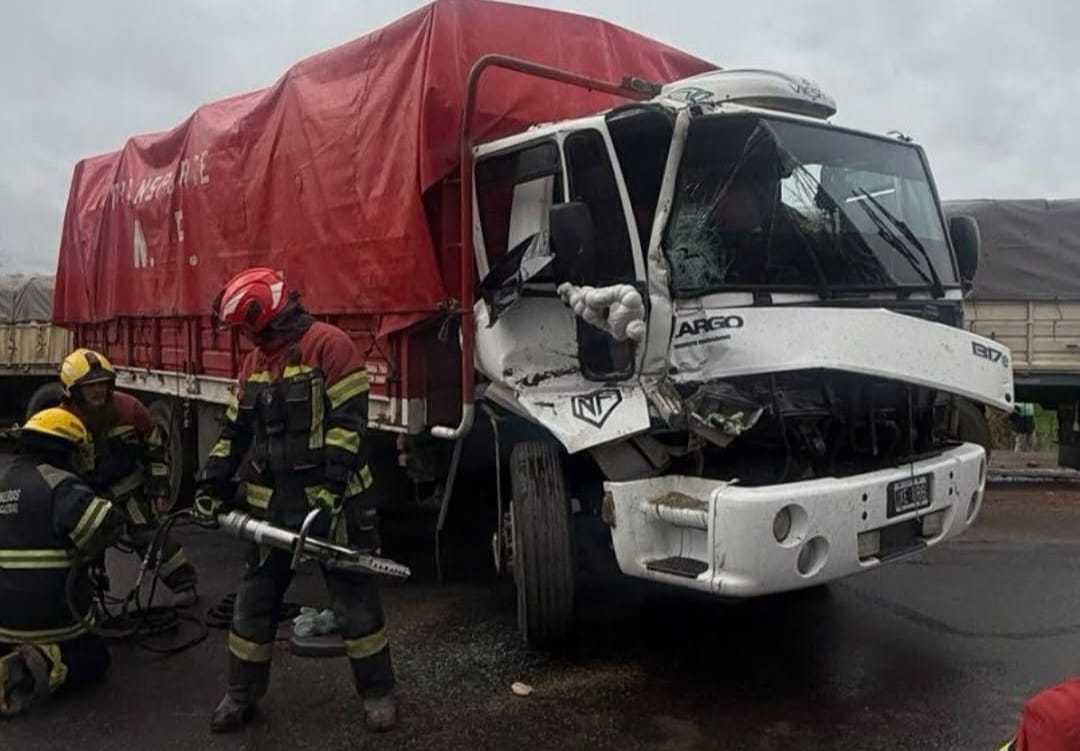 CHOQUE FRONTAL ENTRE DOS CAMIONES DEJÓ UN HERIDO GRAVE EN ARROYO CABRAL