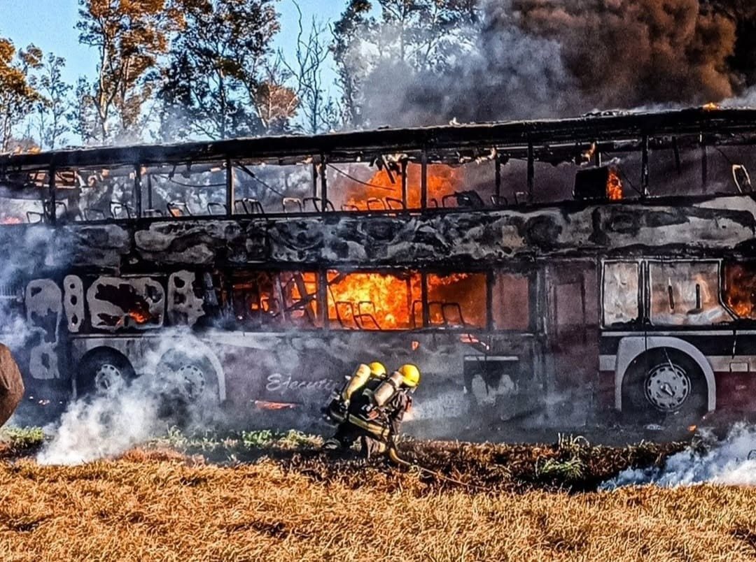 SE INCENDIÓ UN COLECTIVO EN AL RUTA NACIONAL 19