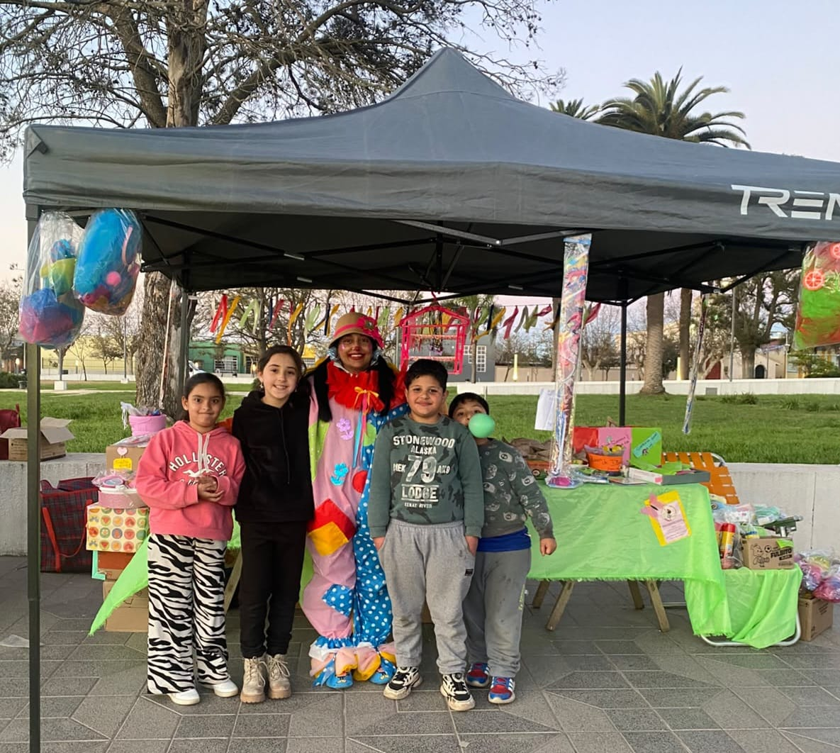 FESTEJO CON SONRISA PLENA: TÍO PUJIO CELEBRÓ EL DÍA DEL NIÑO EN LA PLAZA SAN MARTÍN