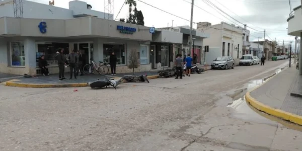 UN CONDUCTOR SUFRIÓ UNA DESCOMPENSACIÓN, PERDIÓ EL CONTROL Y CHOCÓ CONTRA CINCO MOTOCICLETAS Y UN AUTO ESTACIONADO EN VILLA DEL ROSARIO