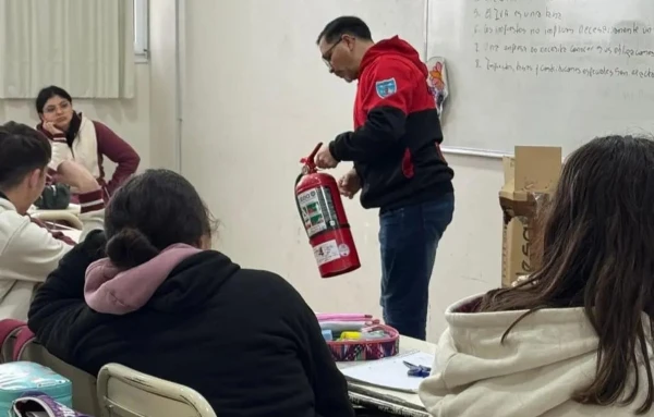 EDUCACIÓN PARA LA SEGURIDAD: ESTUDIANTES DEL IPEM 172 PARTICIPARON DE UNA JORNADA DE PREVENCIÓN Y EVACUACIÓN