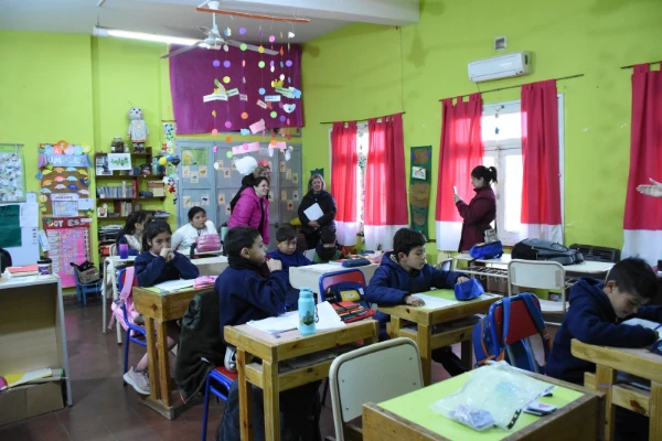 LA COOPE RADIO, MULTIMEDIOS Y EL CONSEJO DE ADMINISTRACIÓN COMPARTIERON UN TALLER EDUCATIVO EN LA ESCUELA RURAL 20 DE JUNIO