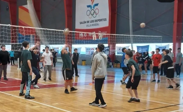 ESTUDIANTES DEL IPEM 172 JOSÉ HERNÁNDEZ VIVIERON DOS JORNADAS A PURO VÓLEY EN LA UNVM