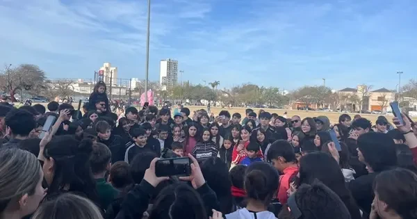 FURIA VIRAL EN VILLA MARÍA: LA MODA DE "FARMEAR AURA" SALIÓ DE LAS REDES Y COPÓ EL POLIDEPORTIVO GUILLERMO EVANS