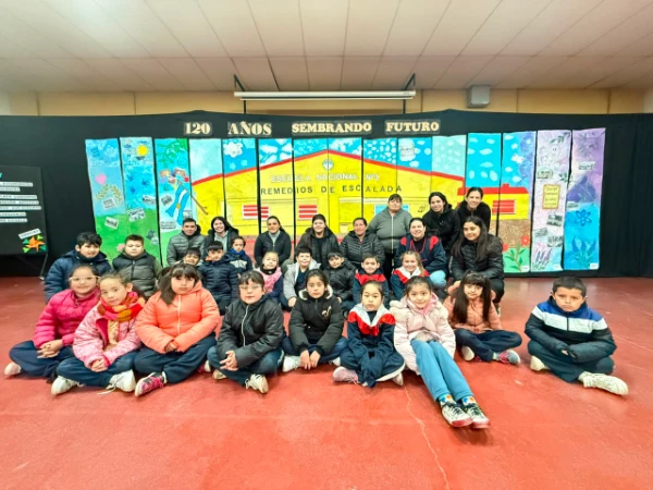 LA COMUNIDAD DEL CENTRO EDUCATIVO REMEDIOS DE ESCALADA CELEBRÓ SUS 120 AÑOS CON UN GRAN MURAL COLABORATIVO