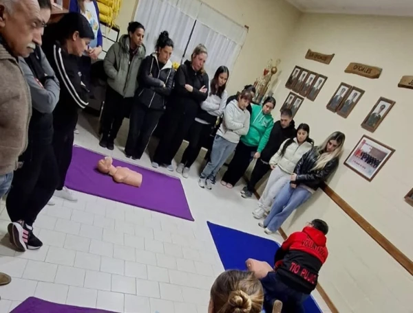 SE DICTÓ UNA NUEVA CAPACITACIÓN DE RCP Y MANIOBRA DE HEIMLICH EN EL CUARTEL DE BOMBEROS VOLUNTARIOS