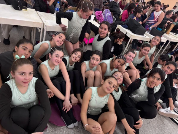 BRILLANTE ACTUACIÓN DE LAS GIMNASTAS DE TÍO PUJIO EN OLIVA