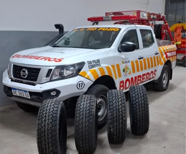 LOS BOMBEROS VOLUNTARIOS DE TÍO PUJIO RECIBIERON UNA IMPORTANTE DONACIÓN DE NEUMÁTICOS