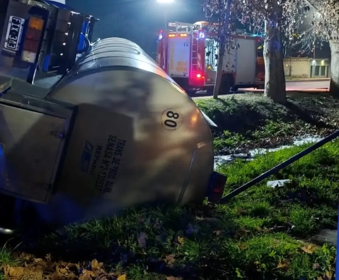 ACCIDENTE DE TRÁNSITO EN VILLA NUEVA: SIN HERIDOS, PERO CON UN CAMIÓN VOLCADO